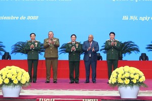 我國三名人民軍大將榮獲古巴吉隆灘勳章。（圖：越通社）