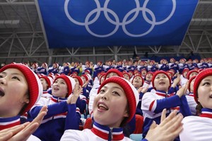 圖為 2018年2月15日，平昌冬奧會，朝鮮拉拉隊員為運動員加油。（圖：Osports）