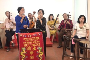 友誼歌劇社在慶記飯店早市服務粵曲。