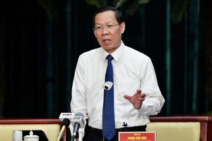 市人委會主席潘文邁在會上答詢。（圖：越勇）