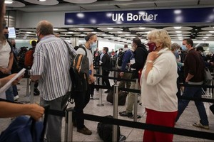 圖為2021年6月29日，乘客在倫敦希思羅機場邊境管制處排長隊等候辦理手續。（圖：路透社）