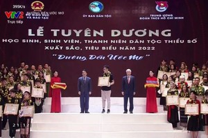 黎鴻鋒高中專校十二年級華人學生姚慶順獲得勵獎。（圖：VTV2）