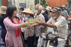 故鄉人道中心主任黃小香向地方貧困者贈送禮物。