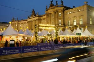 2022年11月23日，人們在德國柏林國立歌劇院聖誕市場遊玩。（圖：新華社）