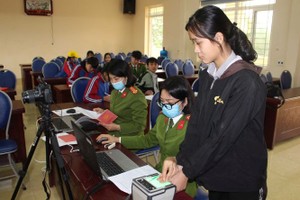 公安力量為民眾辦理芯片公民身份證。（圖：垂楊）