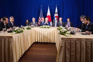 美國、日本和韓國三方朝鮮事務代表會談在印尼雅加達進行。圖為韓國總統尹錫悅（左一）、美國總統拜登（中）和日本首相岸田文雄（右一）11月13日在柬埔寨金邊亞細安峰會期間會晤。（圖：AFP）