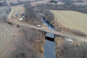 緊急救援人員在事故現場致力清理近十年來美國最大的原油洩漏事件。（圖：AP）