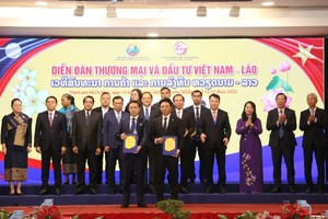 本市與老撾領導見證經濟合同、合作備忘錄簽署儀式。（圖：VGP）