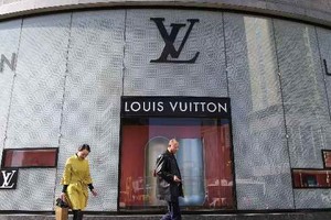 法國奢侈品牌路易‧威登(LV)門店前。（圖：互聯網）