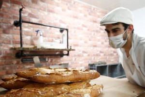 師傅在製作法國長棍麵包。