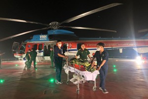 救援直昇機趕赴長沙群島生存島展開救助，將病情危殆的腦中風漁民送往陸地救治。（圖：科麟）