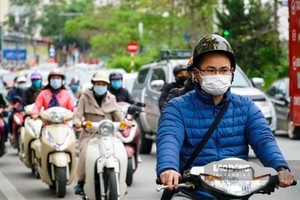 這兩天本市天氣逐漸轉冷，許多市民早上外出騎車時都披上了厚衣。（示意圖：互聯網）