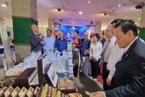 亞洲餅家總經理高肇力向參觀者介紹新產品。