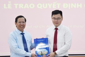 市人委會主席潘文邁（左）向張明輝宇博士頒授委任決定。（圖：市黨部新聞網）