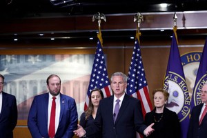 2022年12月14日，在華盛頓特區，眾議院少數黨領袖凱文-麥卡錫在美國國會大廈舉行的2023年財政年度新聞發佈會上與眾議院共和黨領導人一起發言。（圖：Getty Images）