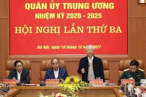 黨中央總書記阮富仲（站）主持會議並發表講話。（圖：VTV）