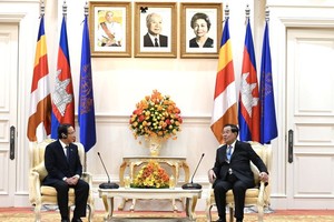 市委書記阮文年（左）禮節性拜會柬埔寨首相洪森。（圖：文明）