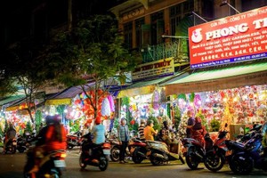 在這些日子，第五郡海上懶翁街充斥著聖誕氣氛。