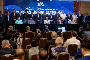 馬來西亞團結政府的所有政黨及政治聯盟領袖簽署“共組團結政府合作協議”。（圖：大馬首相辦公室）