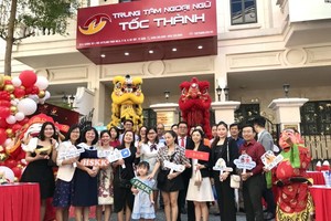 速成外語中心領導、教師與來賓合照。