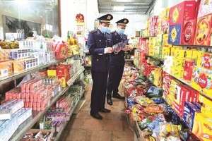 市場管理力量在檢查年貨來源和質量。