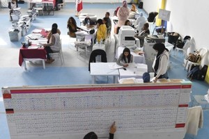 票站人員在選舉結束後點票。（圖：AFP）