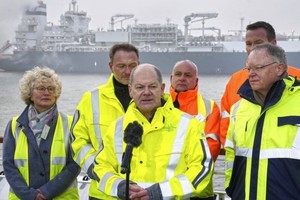 德國第一座液化天然氣接收站投入使用，總理朔爾茨出席啟用儀式。（圖：AP）