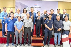  高科大越南校友會聯誼會理監事會和嘉賓合影。