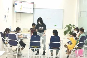 成龍外語中心的師生在上課。