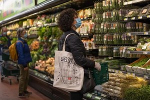 美國消費者在超市選購物品。（圖：Getty Images）