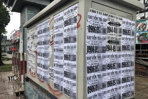 到處可見高利貸廣告。