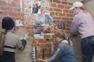 來自摩爾多瓦的移民工人在莫斯科的一個街區進行房屋拆除工作。（圖：聯合國）