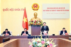 國會主席王廷惠（右二）主持會議。（圖：越通社）