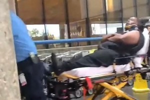 受傷乘客獲送醫院治療。（圖：互聯網）