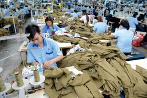 出口成衣生產線。