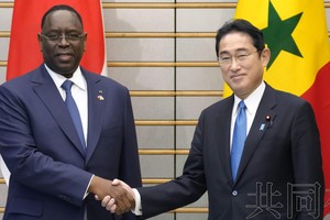12月19日，塞內加爾總統薩勒（左）和日本首相岸田文雄在會談前握手。（圖：共同社）