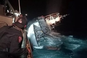 18日深夜，泰國皇家海軍“素可泰”號軍艦巡邏時遇到巨浪，導致船內進水，不久後側翻沉默。（圖：AFP）