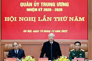 黨中央總書記阮富仲（中）會上致辭。（圖：曰鐘）