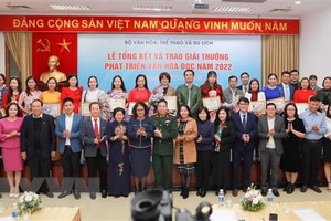 獲獎的集體和個人合影留念。（圖：越通社）