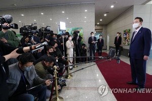 尹錫悅在出勤途中答記者問。（圖：韓聯社）