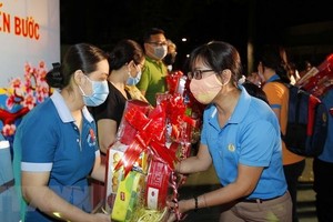 每逢春節來臨，市勞動聯團都向處境困難的勞工贈送春節禮物。（示意圖：清宇）