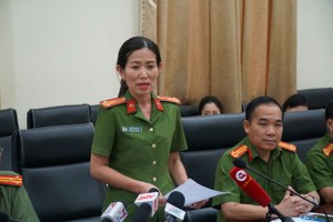 市公安廳調查警察機關辦公室主任陳金理上校（站）在新聞發佈會上發言。（圖：VOV）