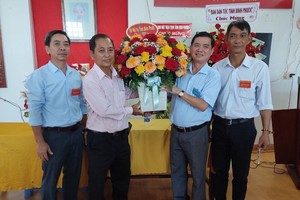 平福省領導贈送鮮花慶祝祿寧華人相濟會新屆執委會領導。