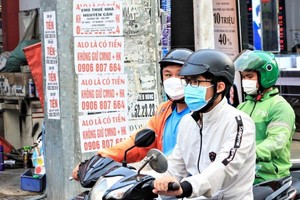 廣告傳單在本市各電燈柱與電箱上貼滿。