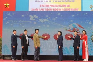 太平市教育與培訓廳與該校領導在儀式上按鈕發起學習使用英語運動。（圖：太平報）