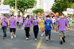 徒步慈善活動吸引眾多熱心人士參加。