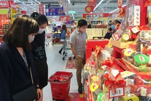 消費者在超市選購春貨。