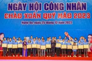 乂安省勞動聯團向模範勞動工人贈送禮物和獎狀。（圖：乂安報）