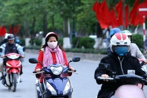 北部天氣轉冷，河內市民外出都添置了厚衣。（圖：互聯網）