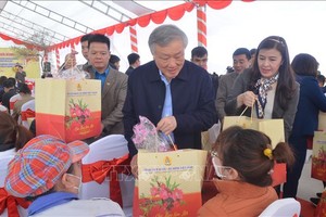 最高人民法院院長阮和平向安沛省貧困者贈送禮物。（圖：越通社）